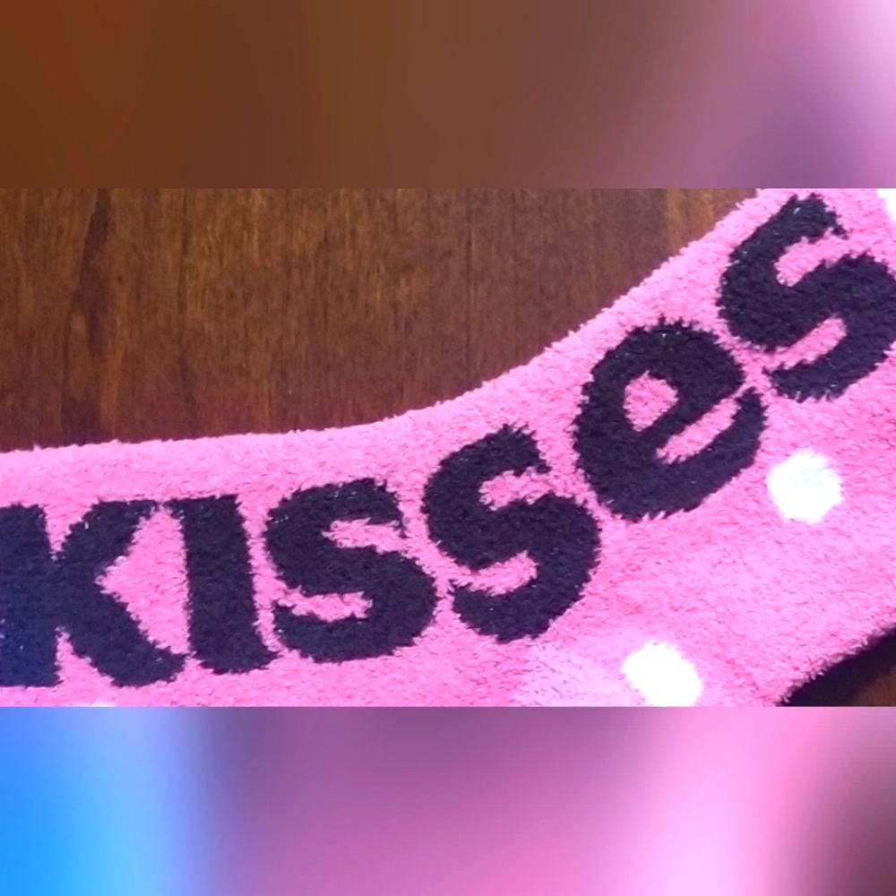 Hershey Kisses Licensed Soft Fuzzy Socks Women's/Girls  NWT - Picture 4 of 5
